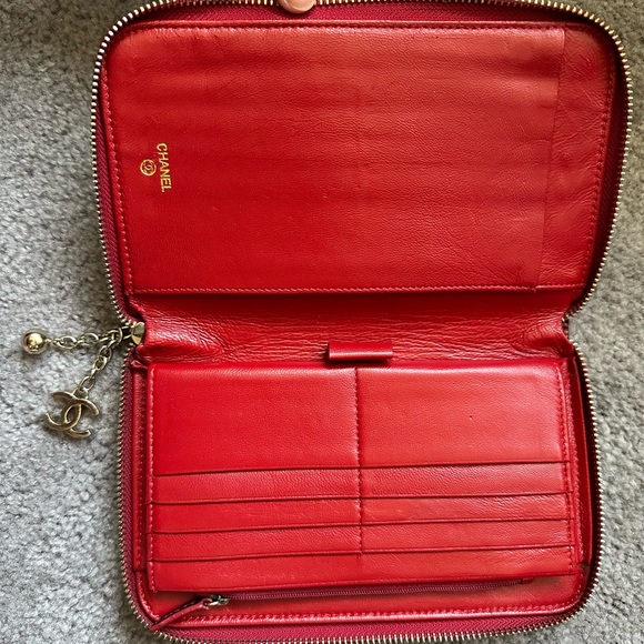 Good condition Chanel Camellia Wallet Red Patent Leather - Picture 3 of 7